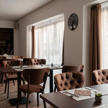 Rozsa Etterem & Panzio Bed & Breakfast Pecs Bagian luar foto