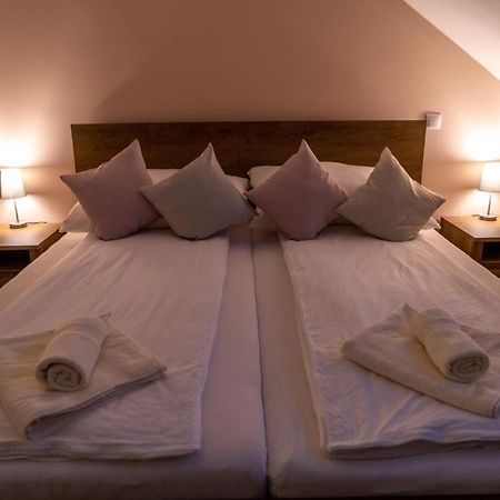Rozsa Etterem & Panzio Bed & Breakfast Pecs Bagian luar foto