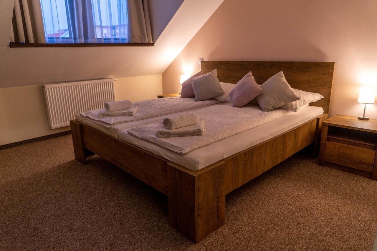 Rozsa Etterem & Panzio Bed & Breakfast Pecs Bagian luar foto