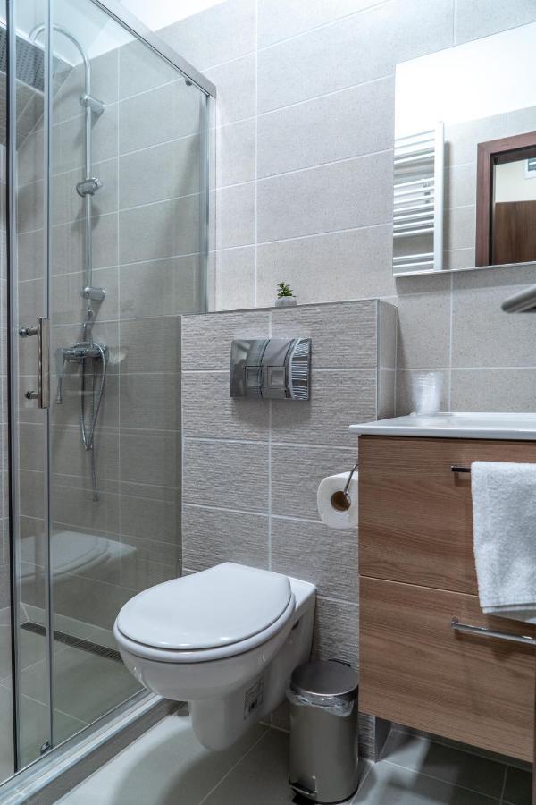 Rozsa Etterem & Panzio Bed & Breakfast Pecs Bagian luar foto