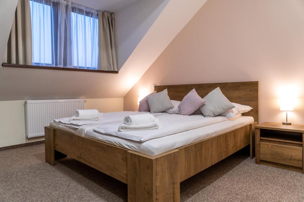 Rozsa Etterem & Panzio Bed & Breakfast Pecs Bagian luar foto