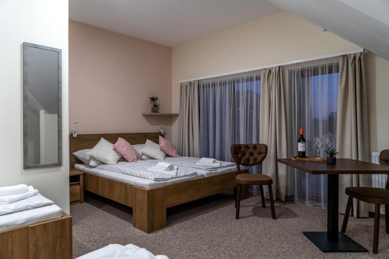Rozsa Etterem & Panzio Bed & Breakfast Pecs Bagian luar foto