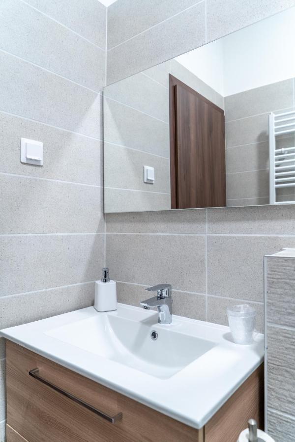 Rozsa Etterem & Panzio Bed & Breakfast Pecs Bagian luar foto