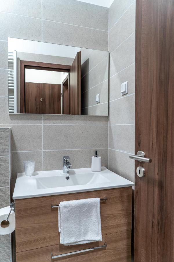 Rozsa Etterem & Panzio Bed & Breakfast Pecs Bagian luar foto