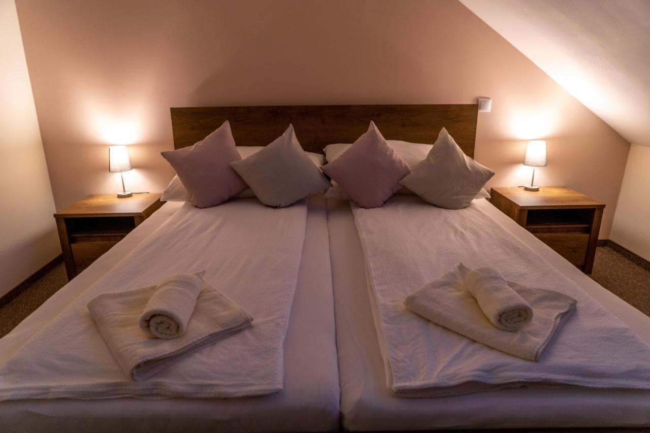 Rozsa Etterem & Panzio Bed & Breakfast Pecs Bagian luar foto