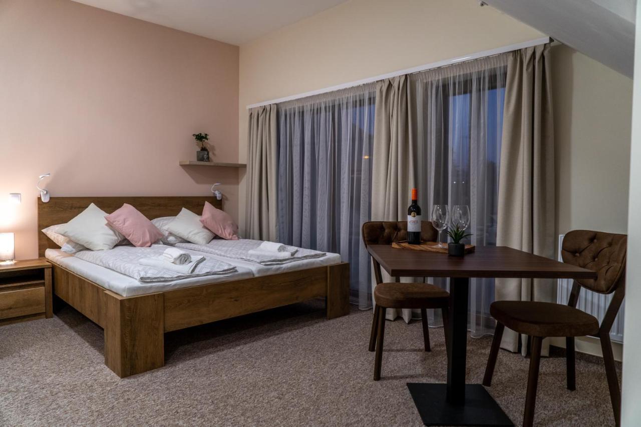 Rozsa Etterem & Panzio Bed & Breakfast Pecs Bagian luar foto