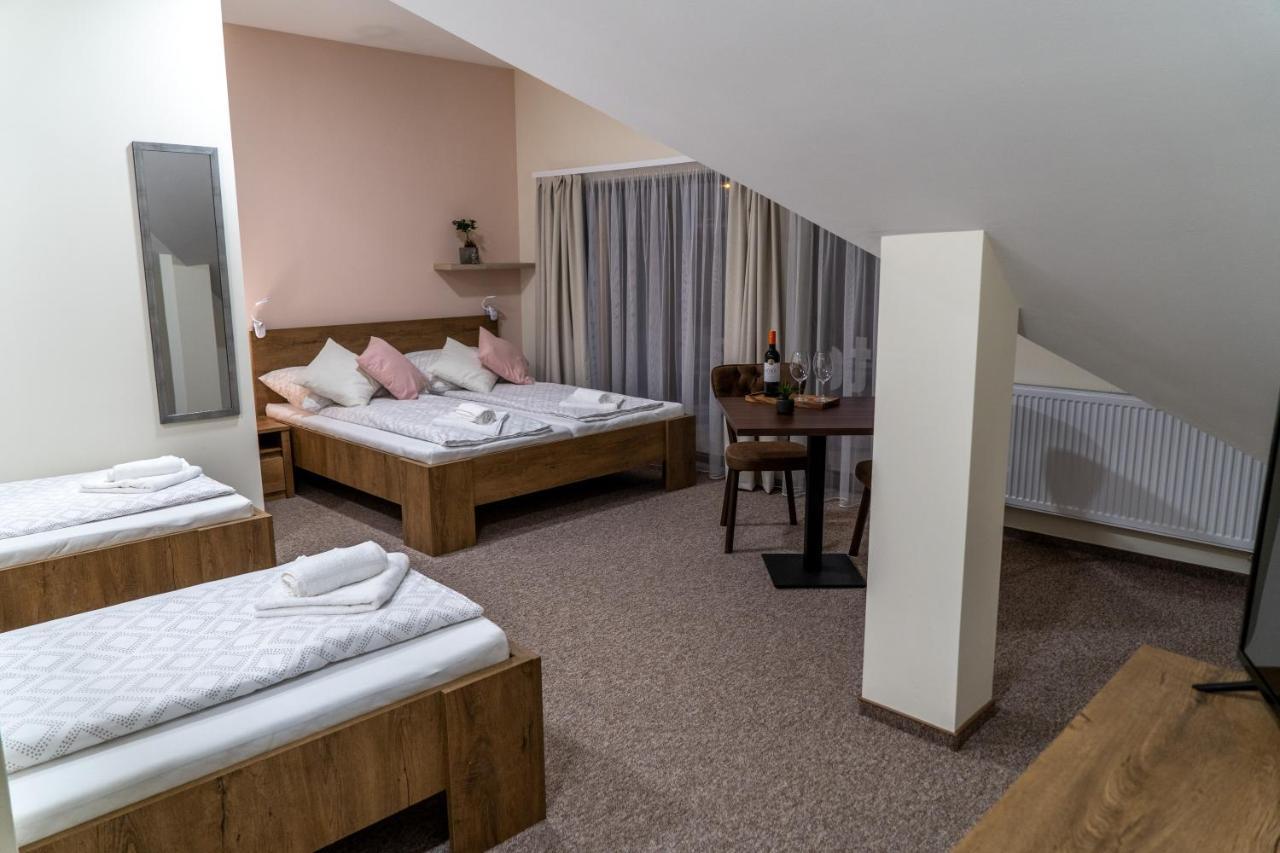 Rozsa Etterem & Panzio Bed & Breakfast Pecs Bagian luar foto