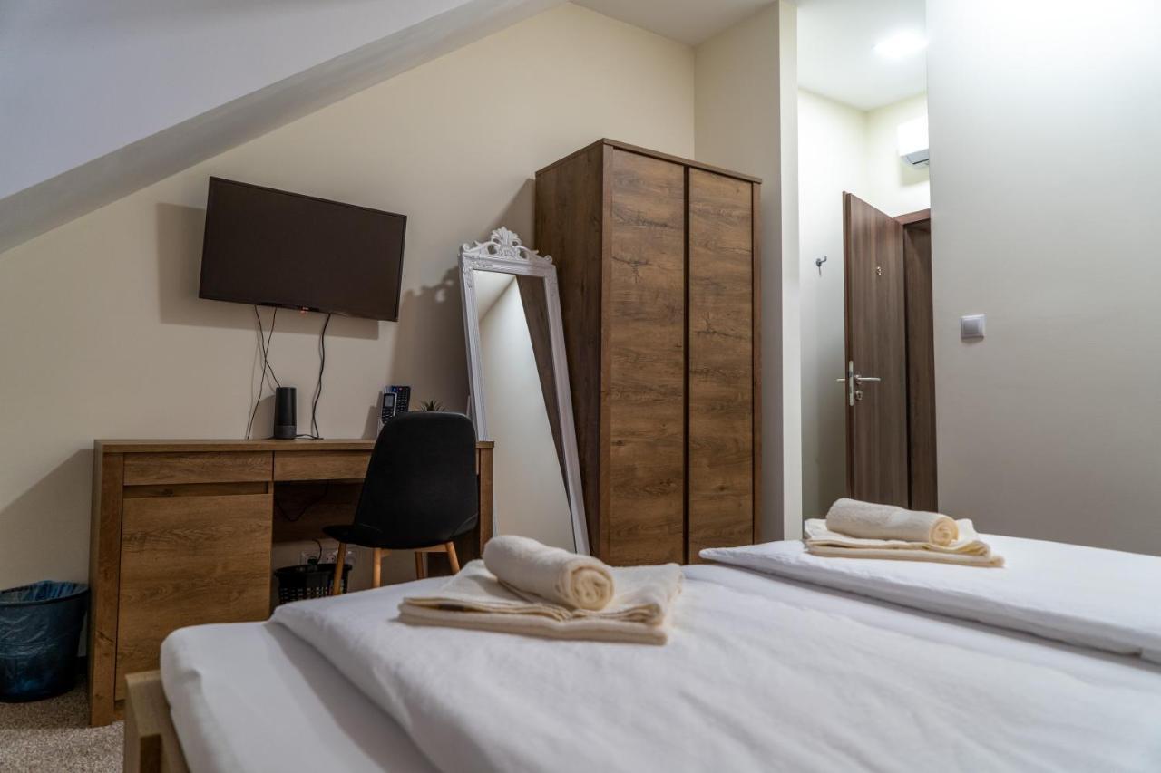Rozsa Etterem & Panzio Bed & Breakfast Pecs Bagian luar foto
