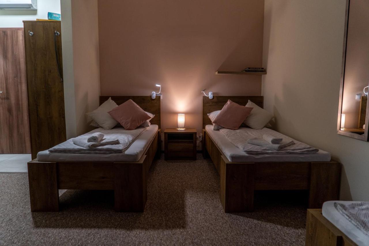 Rozsa Etterem & Panzio Bed & Breakfast Pecs Bagian luar foto